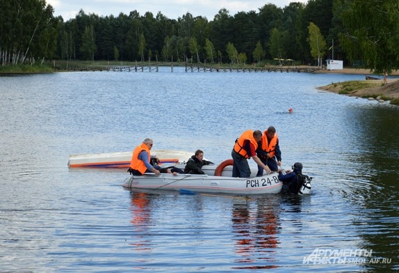 «Утопающий» спасен, помощь не помешает и водолазу - выбраться из воды в тяжелом снаряжении не так уж и легко