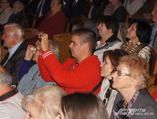 Среди зрителей в зале замечен Сергей Рост, российский сценарист, актёр, теле- и радиоведущий