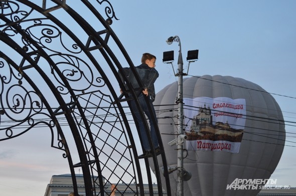 Полиция не прогоняла самых любопытных, расположившихся на воротах сада Блонье