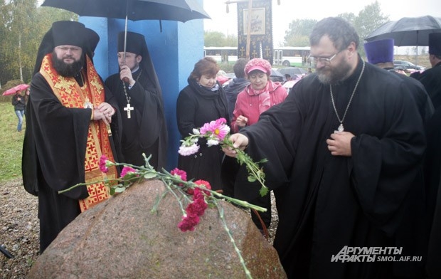 Духовенство и миряне возлагают цветы к памятному знаку