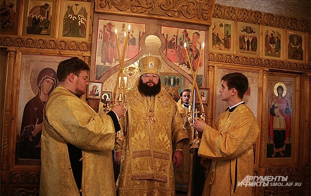 Епископ Исидор во время Литургии
