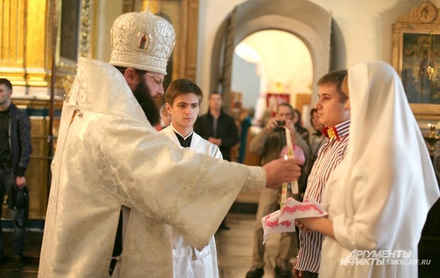Епископ Исидор благославляет молодоженов