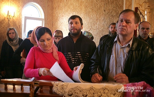 Хор помогает вести службу