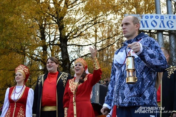 Хранитель огня с лампадой, в которой перевозится олимпийский огонь