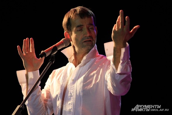 Программу «Неожиданно 50» Певцов и группа впервые представили на сцене «Ленкома»  в июле 2013 года. 