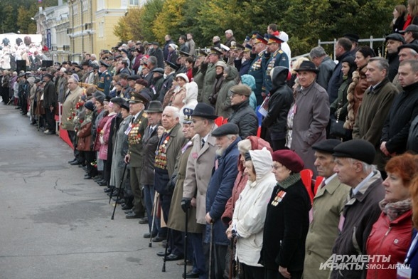 Гости праздника приветствуют главнокомандующего смоленского гарнизона