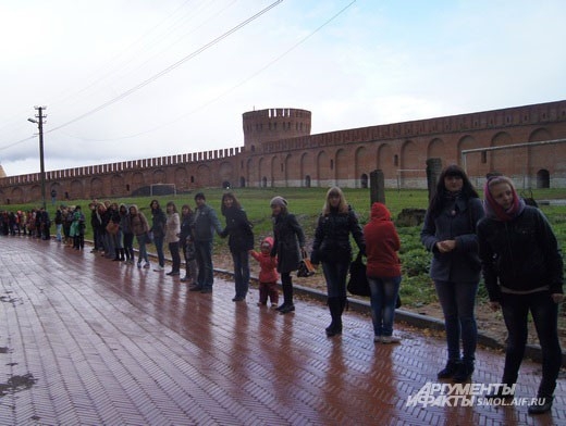 Люди терпеливо ждали передачи капсулы в разных частях города