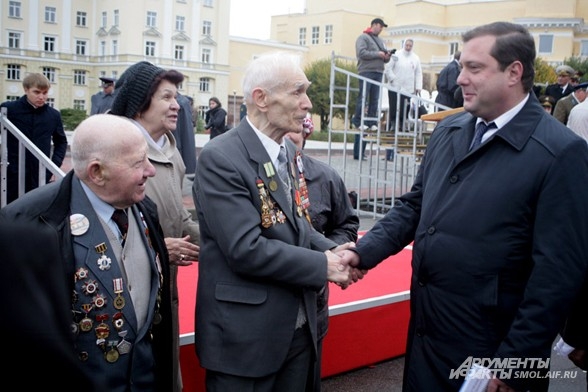 Губернатор Алексей Островский поздравляет ветеранов с днём города