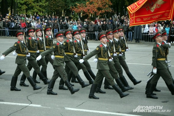 Курсанты военной академии на параде в честь 70 - летия освобождения Смоленска