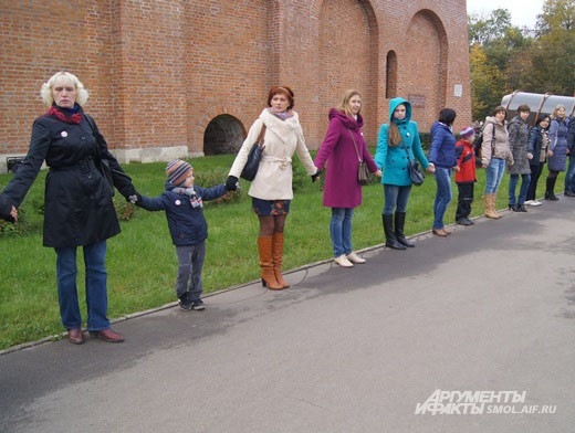 Смоляне охотно брались за руки