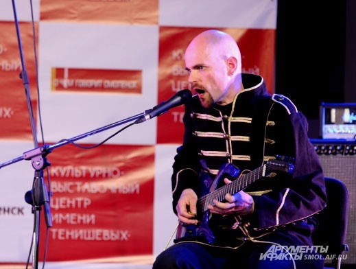 Арне Шуппнер, он же Алексей Поверонов, сологитара.