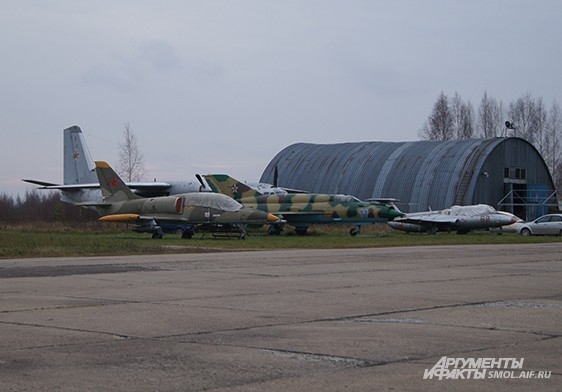 На аэродроме есть интересные образцы авиатехники