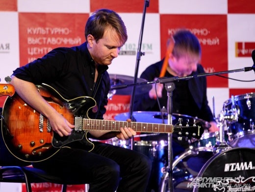 Мартин Шукер, он же Поверонов, ритм-гитара.