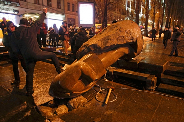 Большинство собравшихся на площади приветствовали уничтожение памятника.