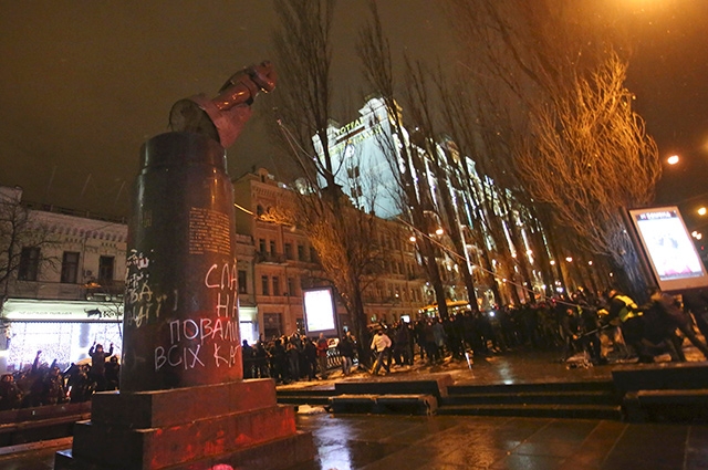 Непосредственно разрушением памятника занималась небольшая группа активистов.