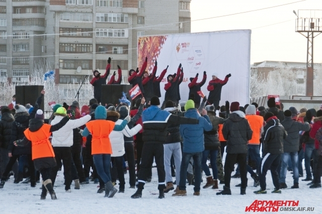 Омичи не просто наблюдают за шествием Олимпийского огня по городу, но и активно участвуют в развлекательной программе.