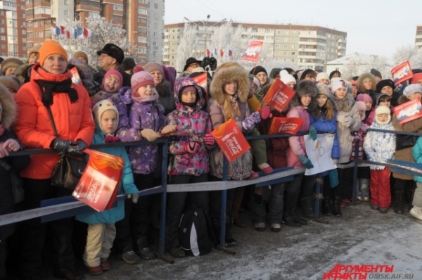 Омичи всех возрастов пришли посмотреть на Олимпийский огонь в Омске.