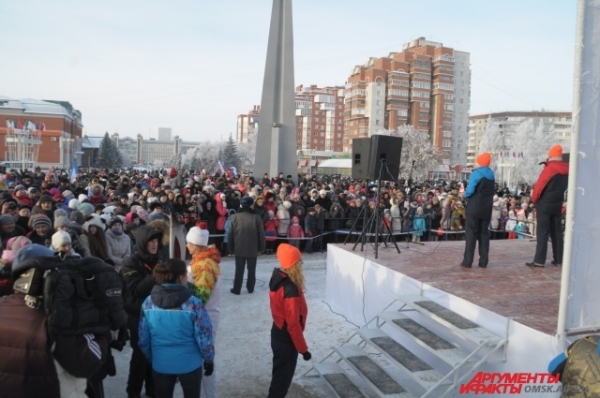 Сотни людей собрались на площадях и в скверах, чтобы принять участие в празднике.