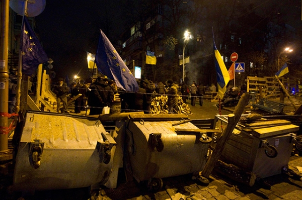 Активисты также начали выстраивать новые баррикады на Майдане Незалежности и вблизи здания Кабинета Министров. Правоохранительные органы в последние дни не проявляют высокой активности, не препятствуя действиям протестующих.