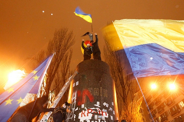 Эти события разворачивались на фоне продолжающихся на площади Майдан Незалежности выступлений сторонников евроинтеграции. По разным данным, в субботу на главной площади Киева собрались от 50 до 200 тысяч человек.