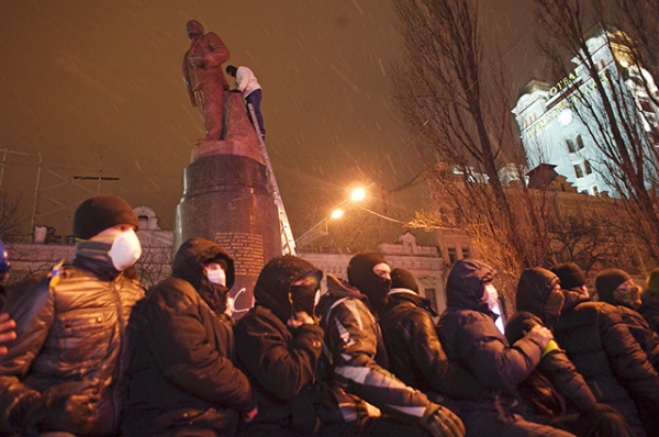 Первые сообщения о том, что протестующим удалось повалить памятник поступили в начале девятого вечера по московскому времени.