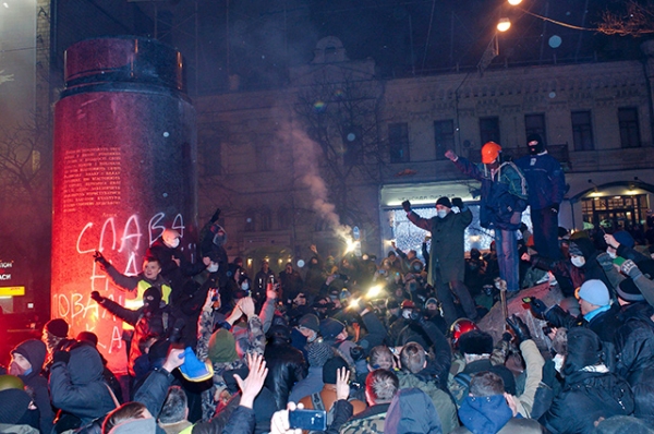 После падения статуи протестующие забрались на постамент и снова начали жечь файеры и скандировать лозунги.