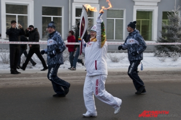 Для каждого факелоносца большая честь нести Олимпийский огонь по улицам родного города.