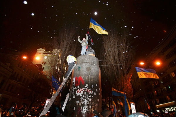 Затем активисты забрались на постамент, с которого начали размахивать национальным флагом Украины.