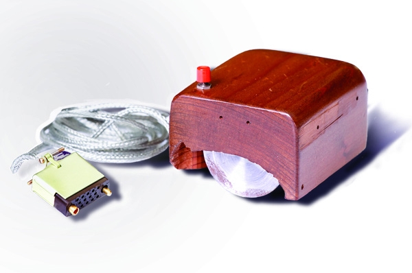 Первая в истории компьютерная мышь была представлена 9 декабря 1968 года исследователем Дугласом Энгельбартом. Патент на это устройство инженер получил в 1970 году. На фото: первый прототип по патенту Энгельбарта.