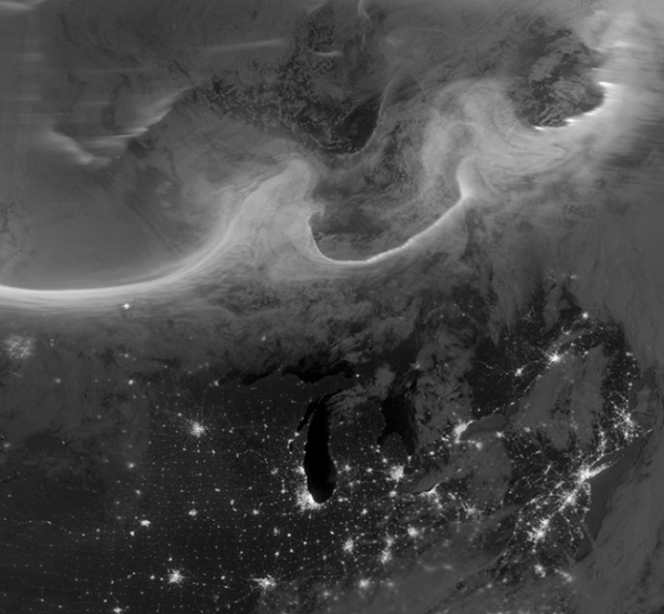 Изображение полярного сияния из космоса над Северной Америкой.