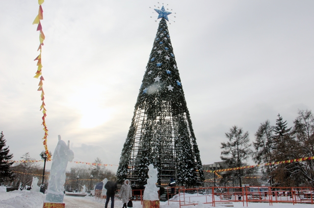 Тем временем в центральном сквере завершают сборку главной городской елки.