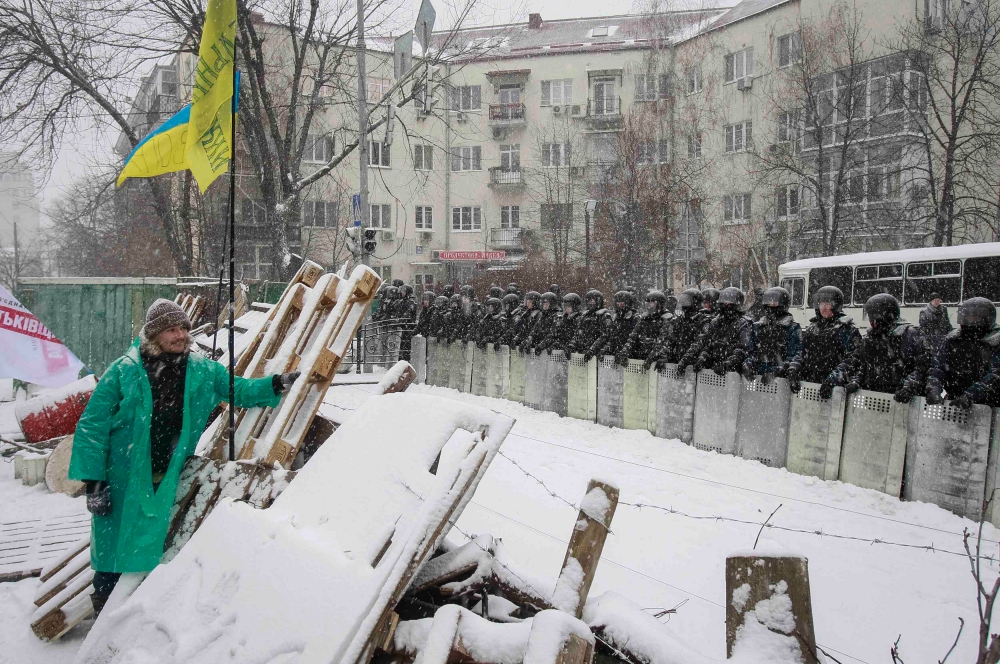 Подразделения силовиков были брошены на возведённые митингующими баррикады. Бойцы правоохранительных органов приступили к разбору заграждений.