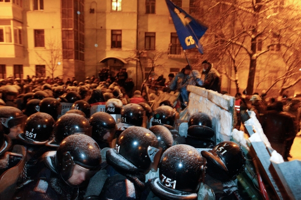 В результате операции отрядам правоохранительных органов удалось разблокировать правительственный квартал Киева, оттеснив митингующих.