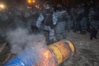 Сотрудники правоохранительных органов штурмуют баррикаду, построенную сторонниками евроинтеграции Украины.
