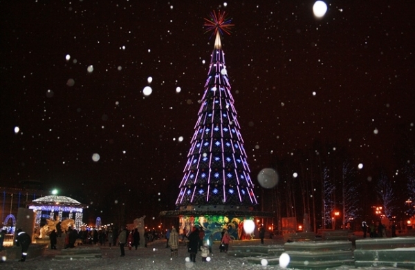 10 декабря в самом центре города у главной новогодней елки жители и гости Ханты-Мансийска собрались в ожидании Дедов Морозов и Снегурочек.