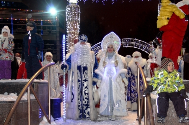 Наконец Деды Морозы и Снегурочки из Югры, Тобольска, Перми, Архангельской области и Ямала показались на площади.