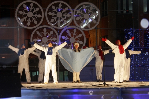 Пока главные гости праздника готовились к выходу, на сцене показались помощники Деда Мороза – снеговики. 