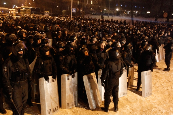Накануне правоохранительные органы Украины провели ряд акций против митингующих сторонников евроинтеграции. В ночь на 11 декабря силовики приступили к штурму баррикад на Майдане Незалежности.