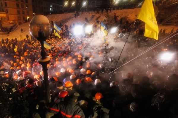 Митингующие пытались удержать металлические заграждения, однако это не помешало сотрудникам правоохранительных органов пробиться на территорию палаточного городка оппозиции на Майдане Незалежности.