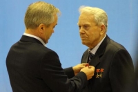 Председатель колхоза Василий Горин (справа).