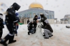 Лепили снеговиков и в Израиле – прямо у Купола Скалы, исламского святилища над камнем основания на Храмовой горе в Иерусалиме.