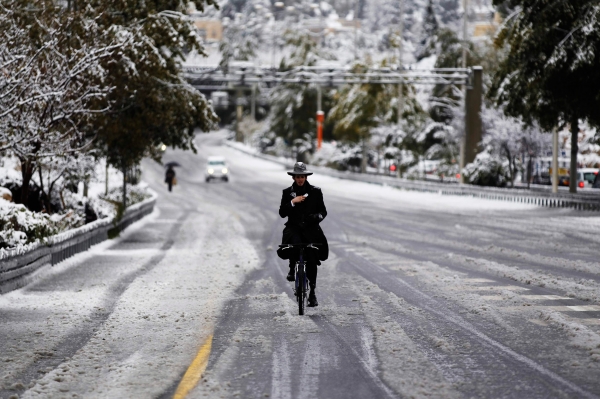 Несмотря на снег израильтяне не отказались от передвижений на велосипедах.