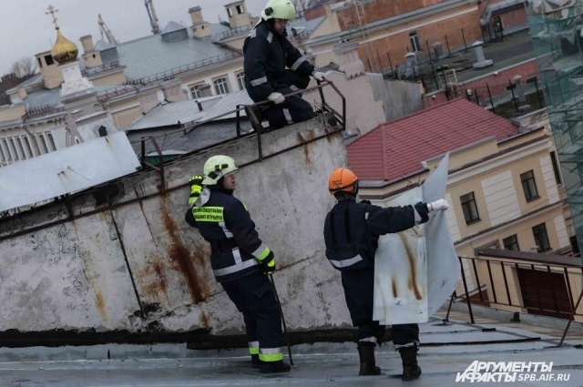 Спасатели ликвидируют последствия урагана