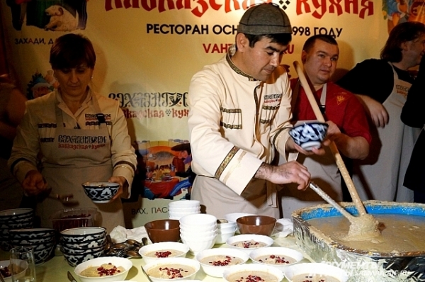 Повара постоянно перемешивали грузинское блюдо