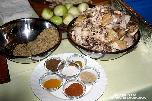 Специи, лук, грецкие орехи и курица - продукты, их которых готовиться сациви
