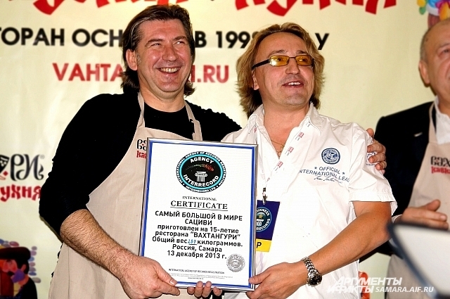 Олег Рыбкин и Влад Копылов держат сертификат о присвоении рекорда