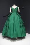 Представленная Кристианом Диором коллекция 1947 года модными журналами того времени была названа «Новым взглядом» («New Look»). Обозреватели назвали представленный стиль «новым направлением в моде».