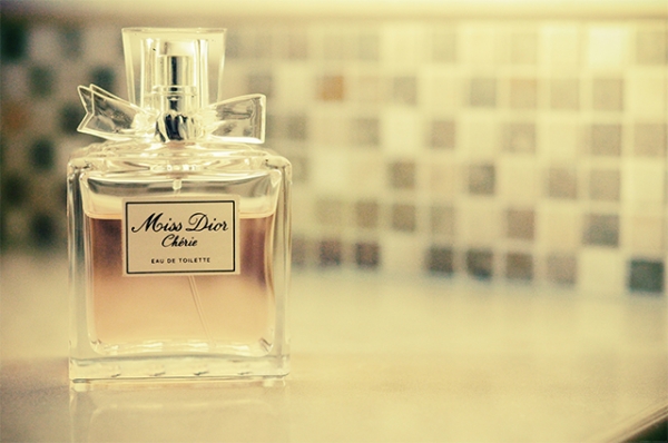 Аромат Miss Dior считается классическим и остаётся хитом уже более шестидесяти лет. Сейчас на основе первых духов Кристиана Диора его фирма выпускает целую линию парфюма.