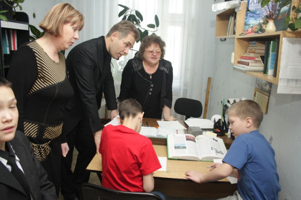 Астахов посмотрел как с детьми занимаются воспитатели.