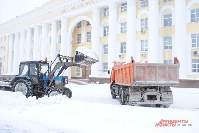 Техника перед домом правительства пашет без остановки